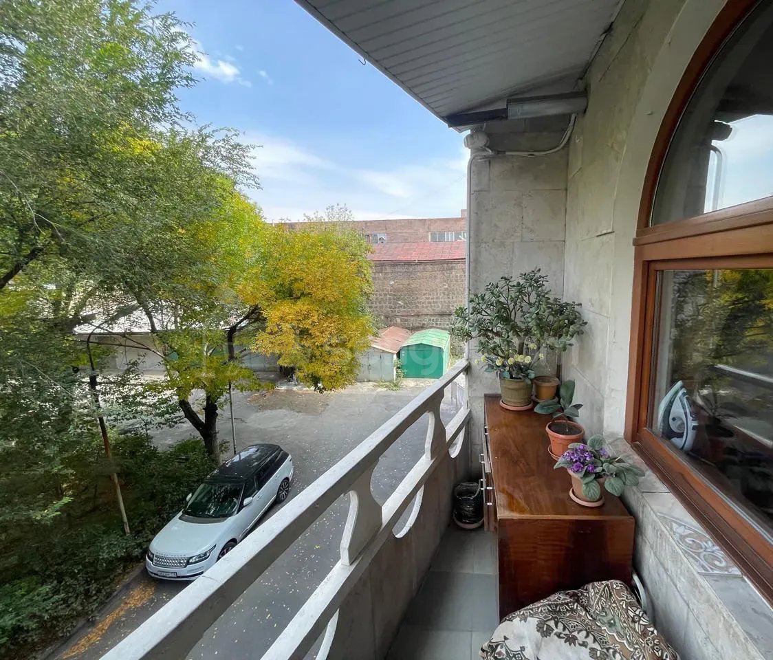 2 Սենյականոց Բնակարան Քարե Շենքում, 83քմ, 3/5 հարկ, Կապիտալ Վերանորոգված