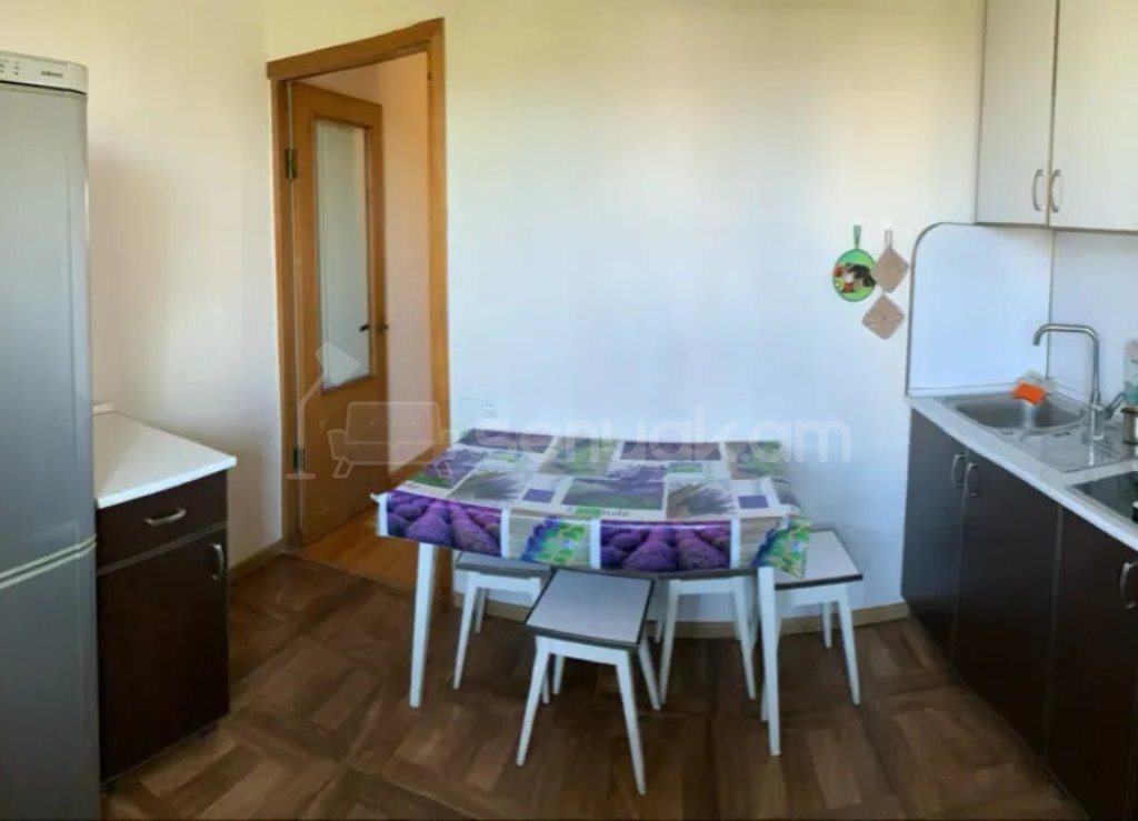 3 Սենյականոց Բնակարան Քարե Շենքում, 73քմ, 5/5 հարկ, Կապիտալ Վերանորոգված