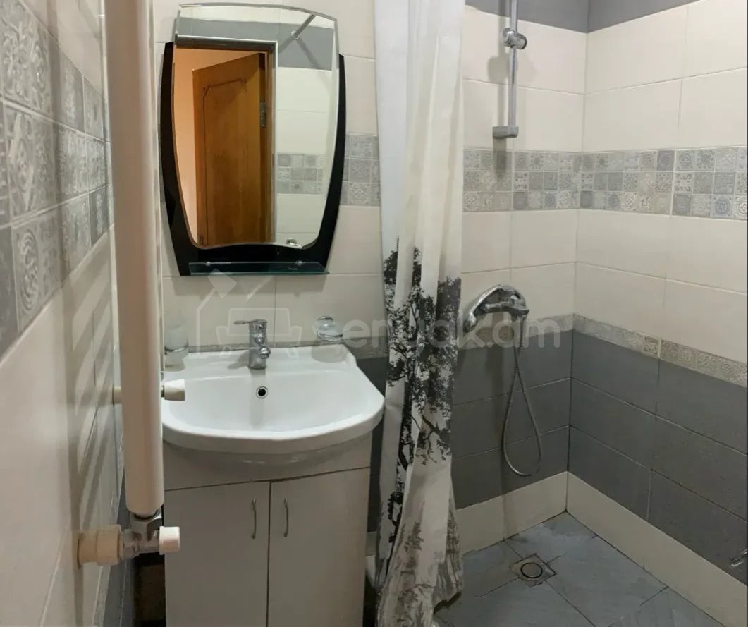 3 Սենյականոց Բնակարան Քարե Շենքում, 73քմ, 5/5 հարկ, Կապիտալ Վերանորոգված