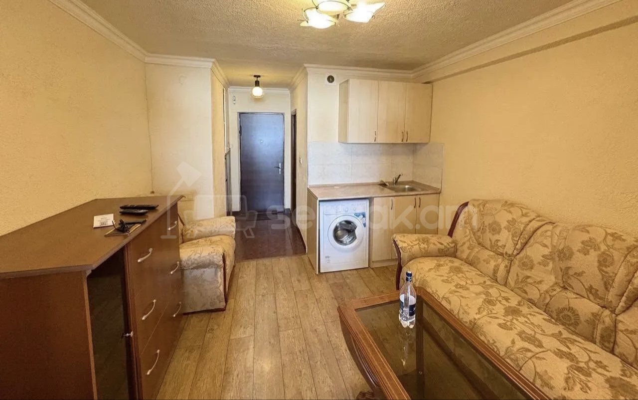 1 Սենյականոց Բնակարան Քարե Շենքում, 40քմ, 3/5 հարկ, Նորմալ Վիճակում, Կահավորված