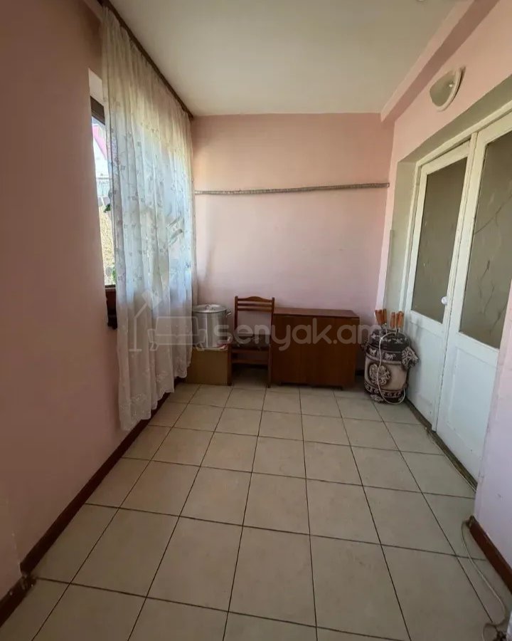 3 Սենյականոց Բնակարան Քարե Շենքում, 70քմ, 3/5 հարկ, Նորմալ Վիճակում, Կահավորված