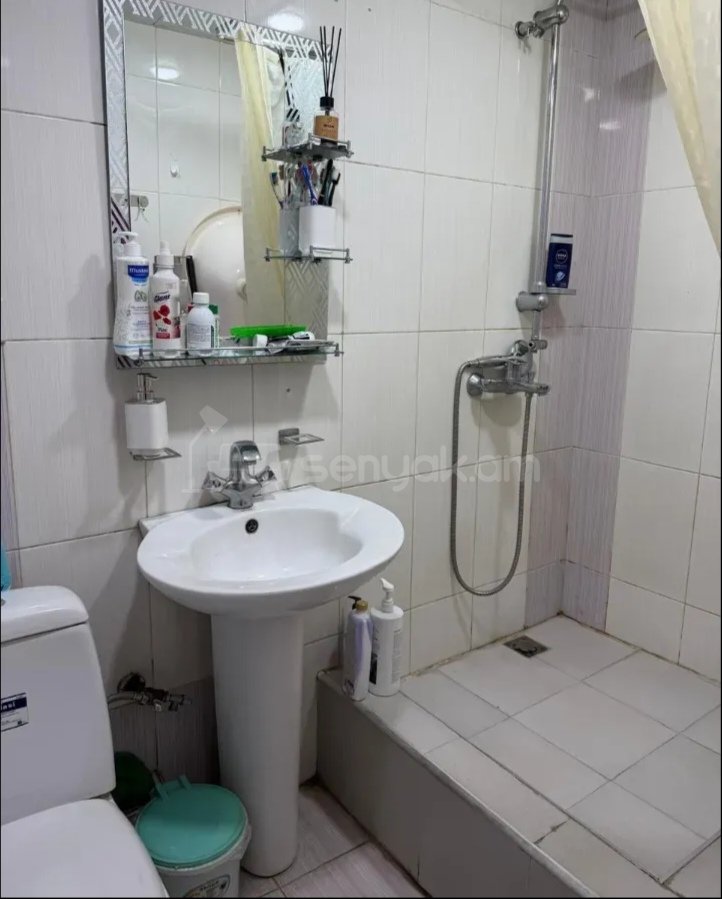 3 Սենյականոց Բնակարան Քարե Շենքում, 70քմ, 3/5 հարկ, Նորմալ Վիճակում, Կահավորված