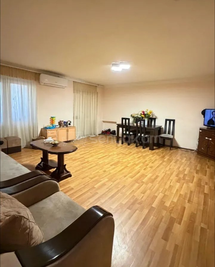 3 Սենյականոց Բնակարան Քարե Շենքում, 70քմ, 3/5 հարկ, Նորմալ Վիճակում, Կահավորված