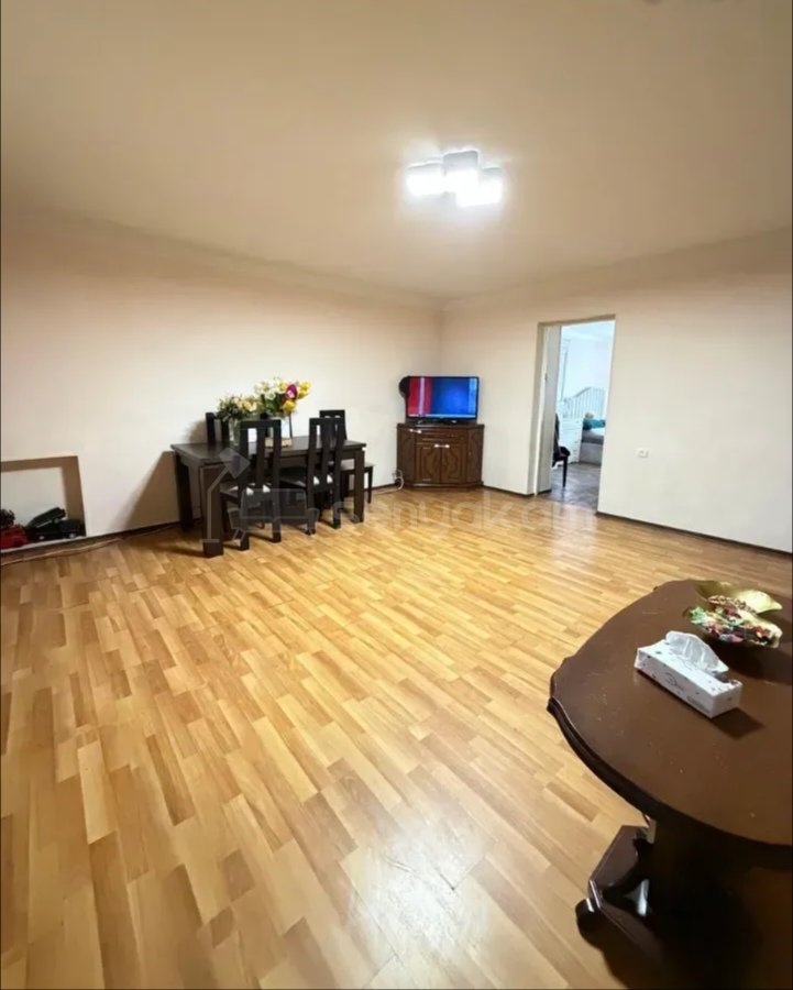 3 Սենյականոց Բնակարան Քարե Շենքում, 70քմ, 3/5 հարկ, Նորմալ Վիճակում, Կահավորված