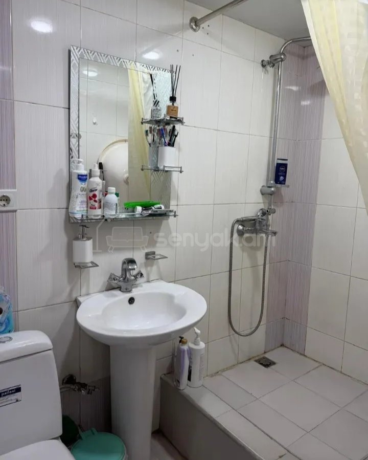 3 Սենյականոց Բնակարան Քարե Շենքում, 70քմ, 3/5 հարկ, Նորմալ Վիճակում, Կահավորված