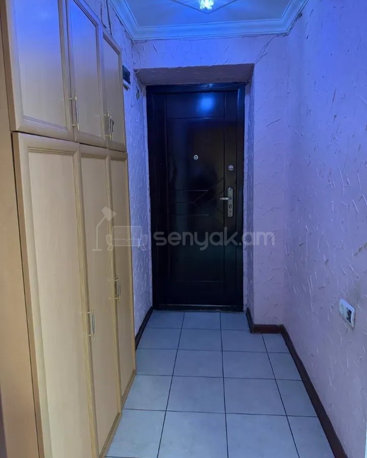 3 Սենյականոց Բնակարան Քարե Շենքում, 70քմ, 3/5 հարկ, Նորմալ Վիճակում, Կահավորված