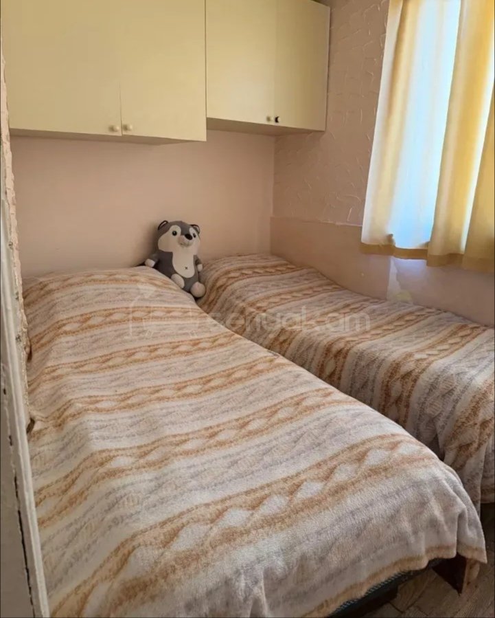 3 Սենյականոց Բնակարան Քարե Շենքում, 70քմ, 3/5 հարկ, Նորմալ Վիճակում, Կահավորված