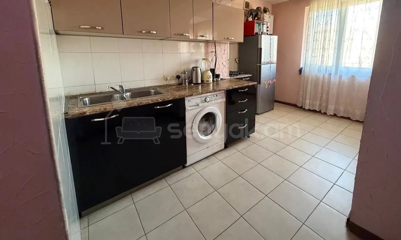 3 Սենյականոց Բնակարան Քարե Շենքում, 70քմ, 3/5 հարկ, Նորմալ Վիճակում, Կահավորված