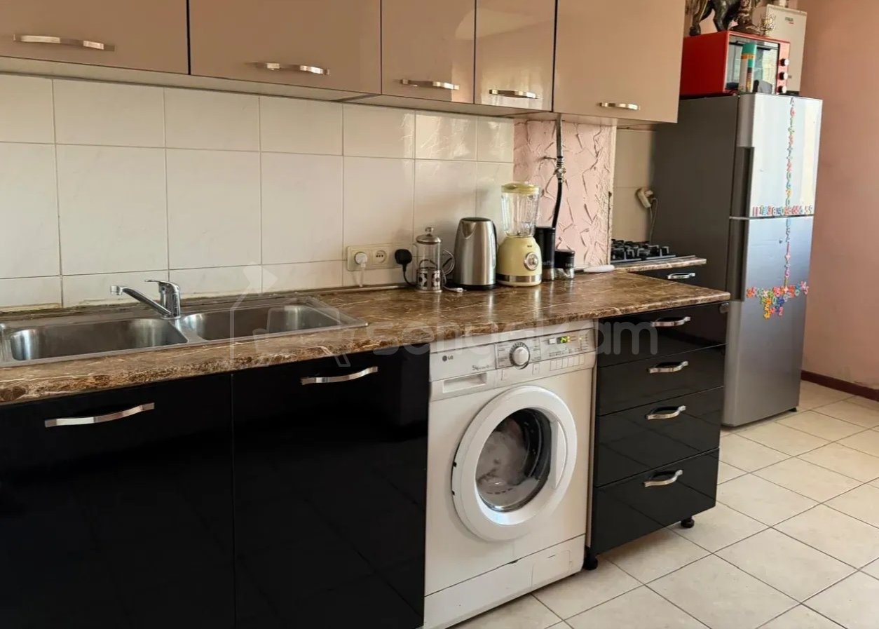 3 Սենյականոց Բնակարան Քարե Շենքում, 70քմ, 3/5 հարկ, Նորմալ Վիճակում, Կահավորված