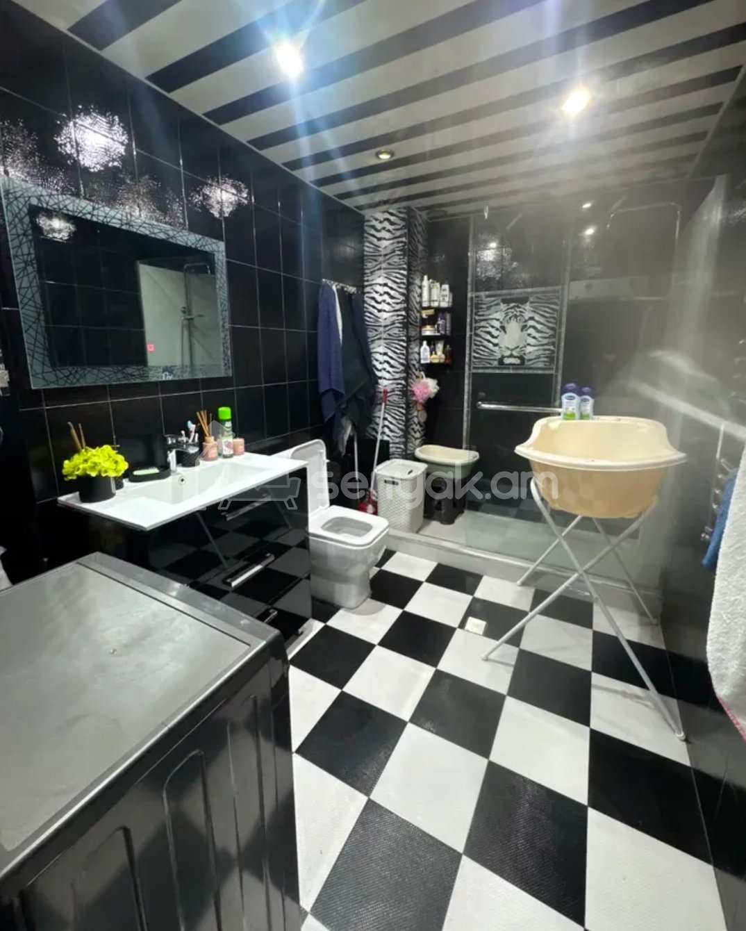 4 Սենյականոց Բնակարան Քարե Շենքում, 117քմ, 3/5 հարկ, Դիզայներական Վերանորոգված