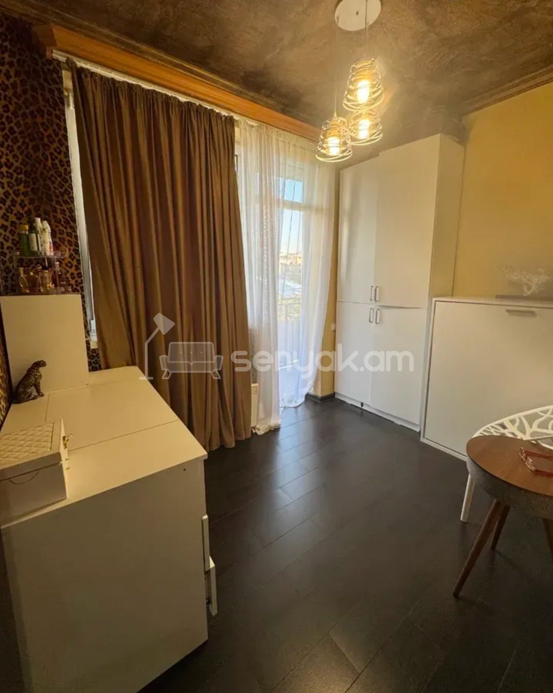 4 Սենյականոց Բնակարան Քարե Շենքում, 117քմ, 3/5 հարկ, Դիզայներական Վերանորոգված