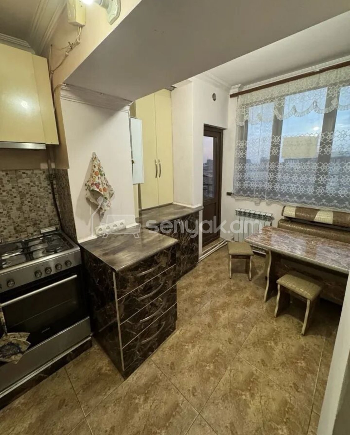 3 Սենյականոց Բնակարան Քարե Շենքում, 75քմ, 5/5 հարկ, Կապիտալ Վերանորոգված