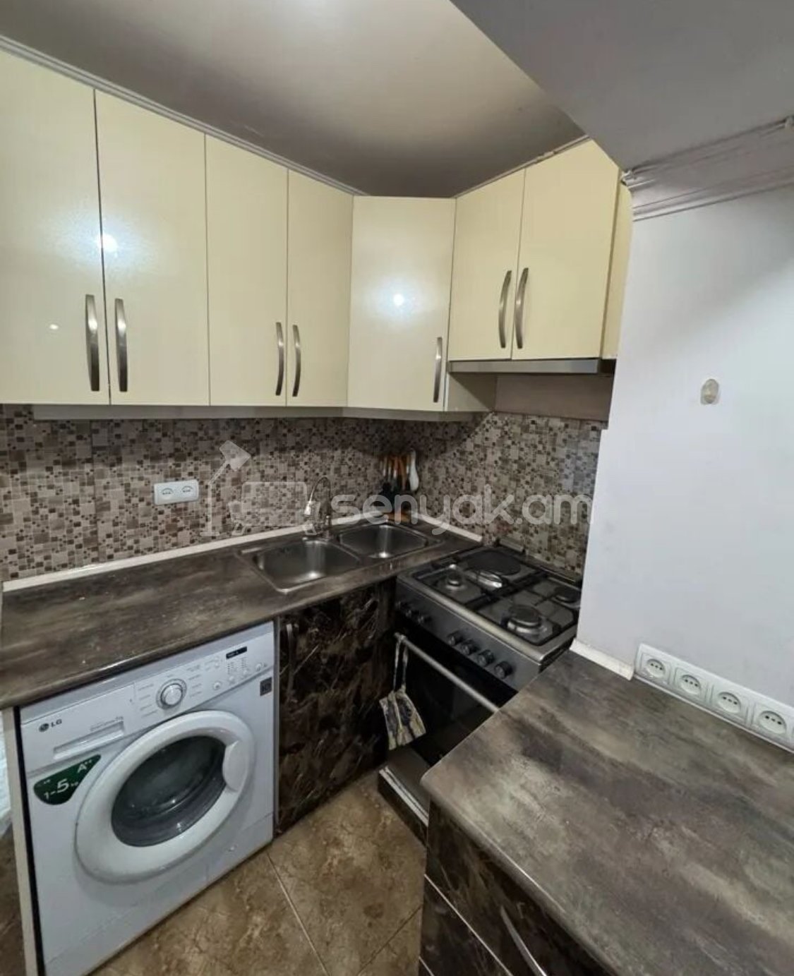 3 Սենյականոց Բնակարան Քարե Շենքում, 75քմ, 5/5 հարկ, Կապիտալ Վերանորոգված