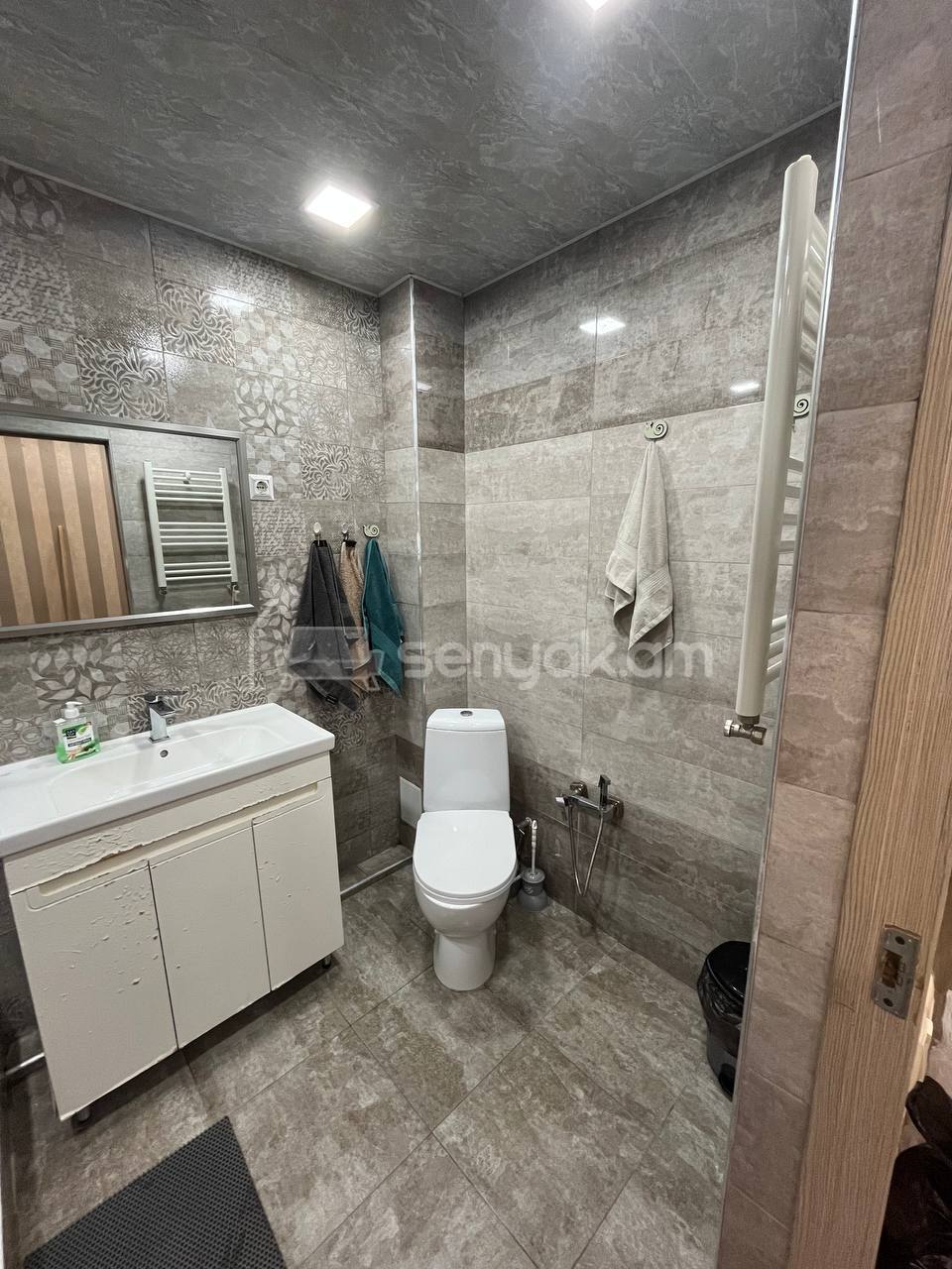 3 Սենյականոց Բնակարան Քարե Շենքում, 70քմ, 2/5 հարկ, Դիզայներական Վերանորոգված