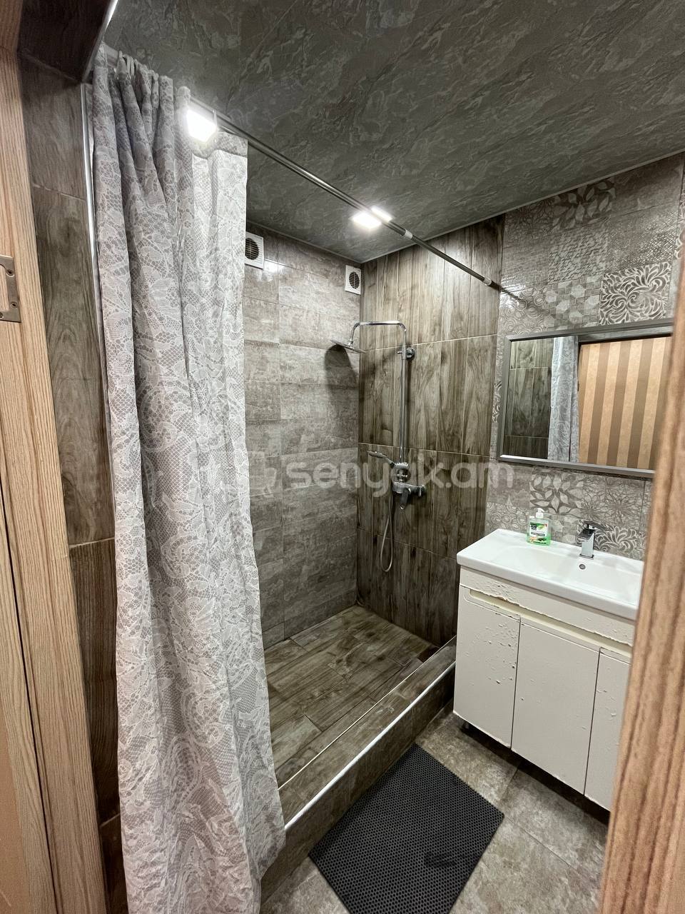 3 Սենյականոց Բնակարան Քարե Շենքում, 70քմ, 2/5 հարկ, Դիզայներական Վերանորոգված