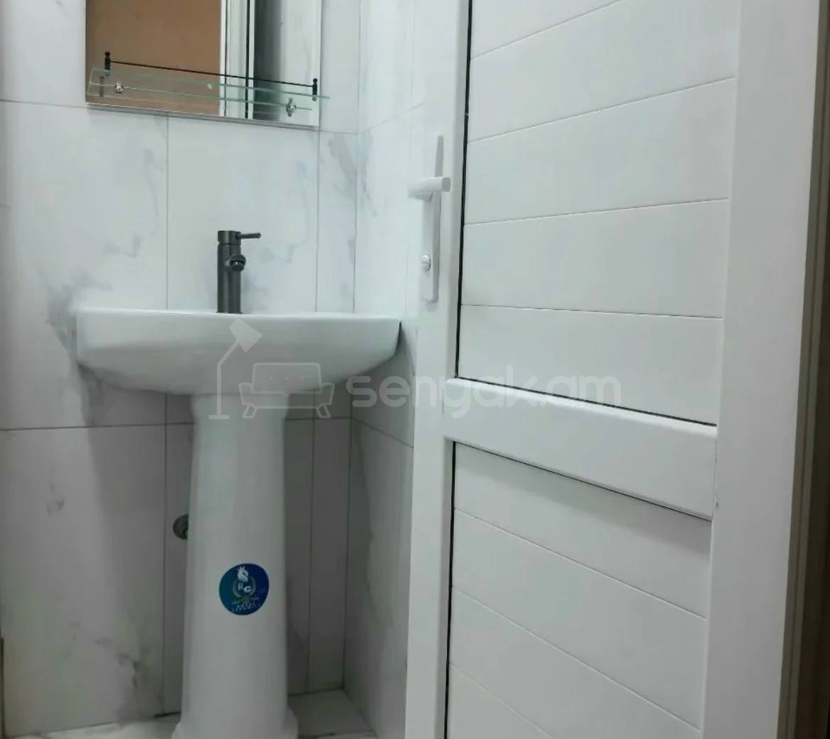 2 Սենյականոց Բնակարան Քարե Շենքում, 58քմ, 4/5 հարկ, Կապիտալ Վերանորոգված, Կահավորված