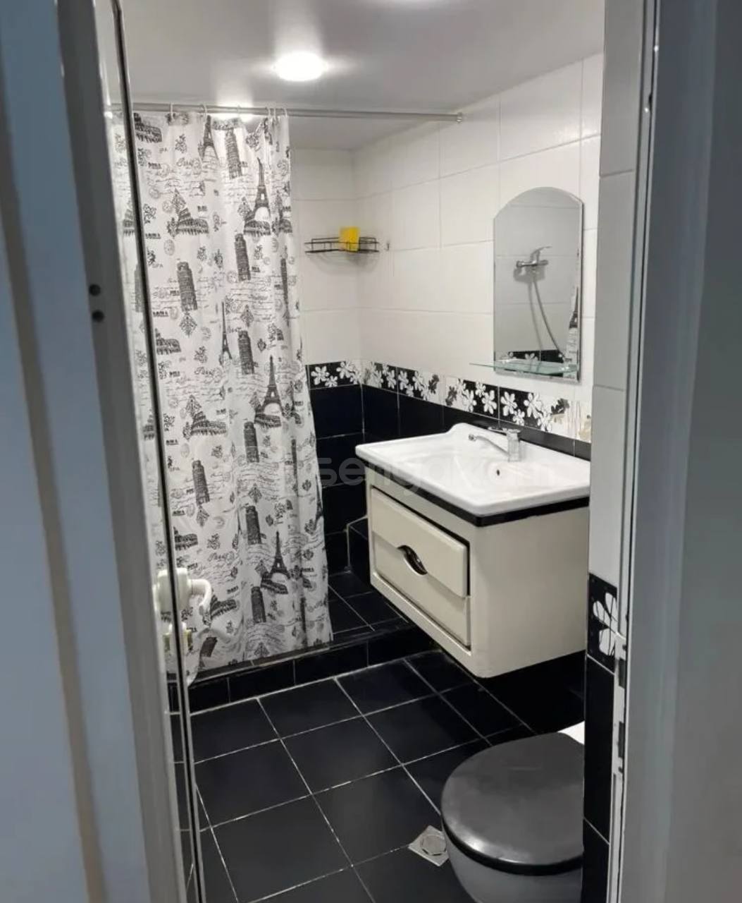 1 Սենյականոց Բնակարան Քարե Շենքում, 62քմ, 4/5 հարկ, Կապիտալ Վերանորոգված, Կահավորված