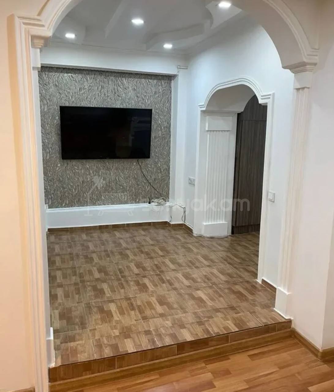 1 Սենյականոց Բնակարան Քարե Շենքում, 62քմ, 4/5 հարկ, Կապիտալ Վերանորոգված, Կահավորված