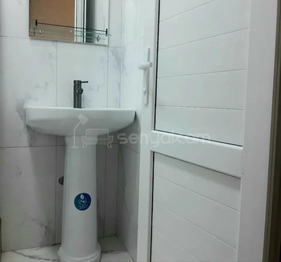 2 Սենյականոց Բնակարան Քարե Շենքում, 60քմ, 4/5 հարկ, Նորմալ Վիճակում, Կահավորված