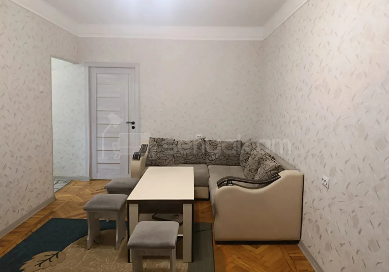 2 Սենյականոց Բնակարան Քարե Շենքում, 60քմ, 4/5 հարկ, Նորմալ Վիճակում, Կահավորված