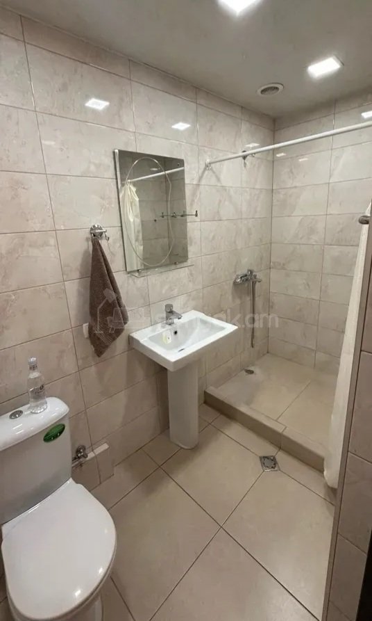 1 Սենյականոց Բնակարան Քարե Շենքում, 50քմ, 3/5 հարկ, Դիզայներական Վերանորոգված, Կահավորված, Արևկող