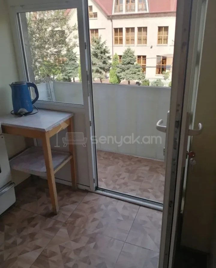 1 Սենյականոց Բնակարան Քարե Շենքում, 30քմ, 2/4 հարկ, Զրոյական Վիճակում, Կահավորված