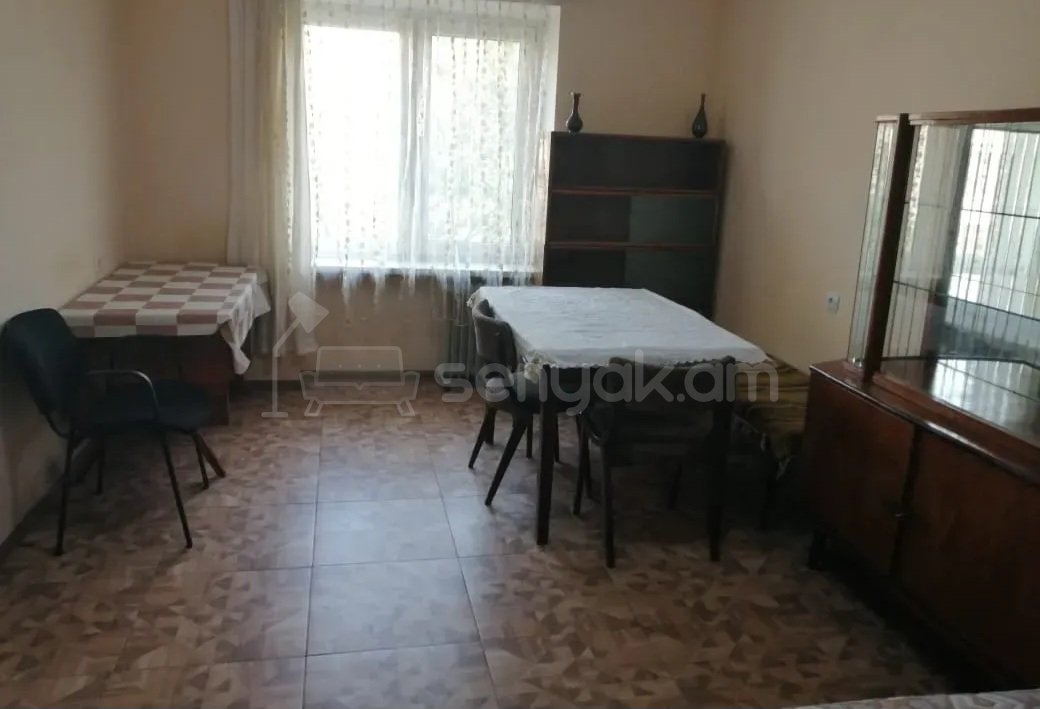 1 Սենյականոց Բնակարան Քարե Շենքում, 30քմ, 2/4 հարկ, Զրոյական Վիճակում, Կահավորված