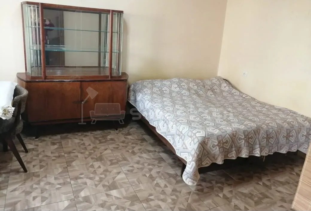 1 Սենյականոց Բնակարան Քարե Շենքում, 30քմ, 2/4 հարկ, Զրոյական Վիճակում, Կահավորված