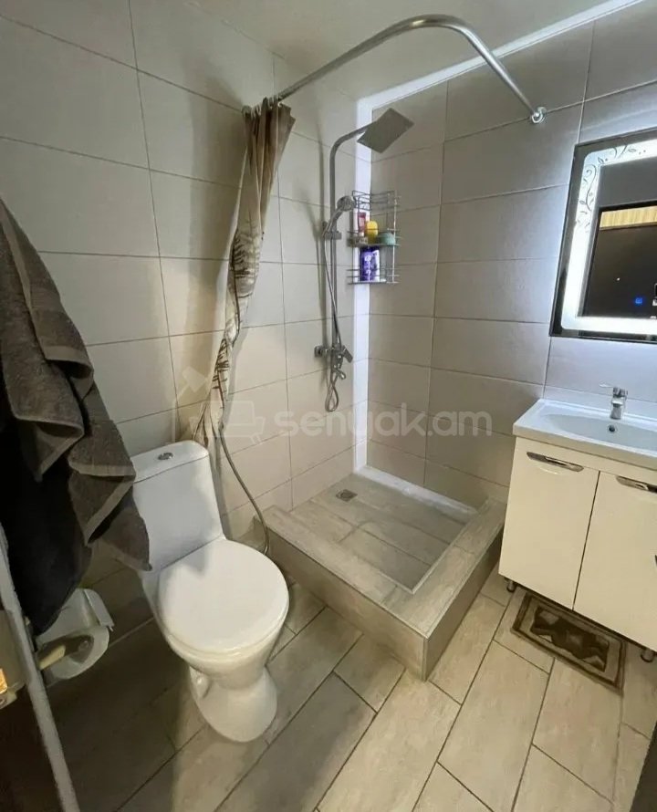 2 Սենյականոց Բնակարան Քարե Շենքում, 45քմ, 5/5 հարկ, Կապիտալ Վերանորոգված, Կահավորված