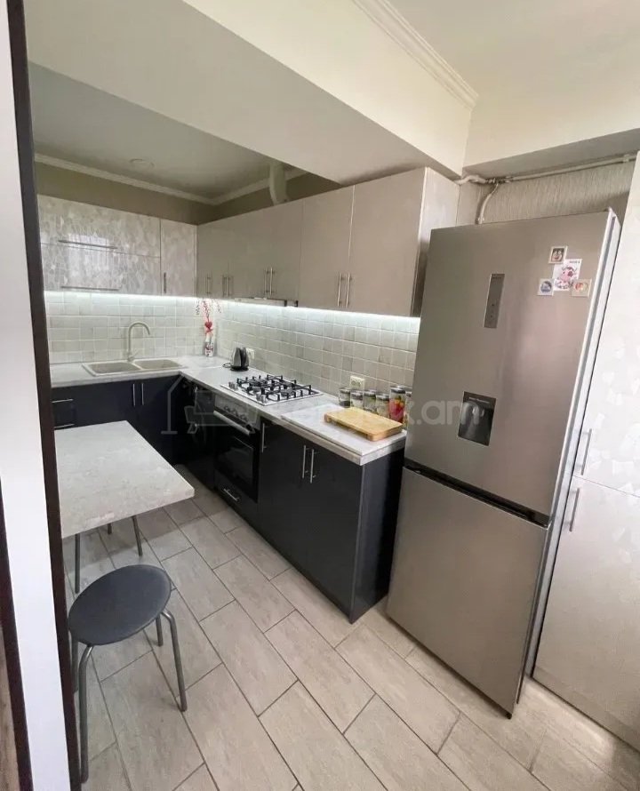 2 Սենյականոց Բնակարան Քարե Շենքում, 45քմ, 5/5 հարկ, Կապիտալ Վերանորոգված, Կահավորված