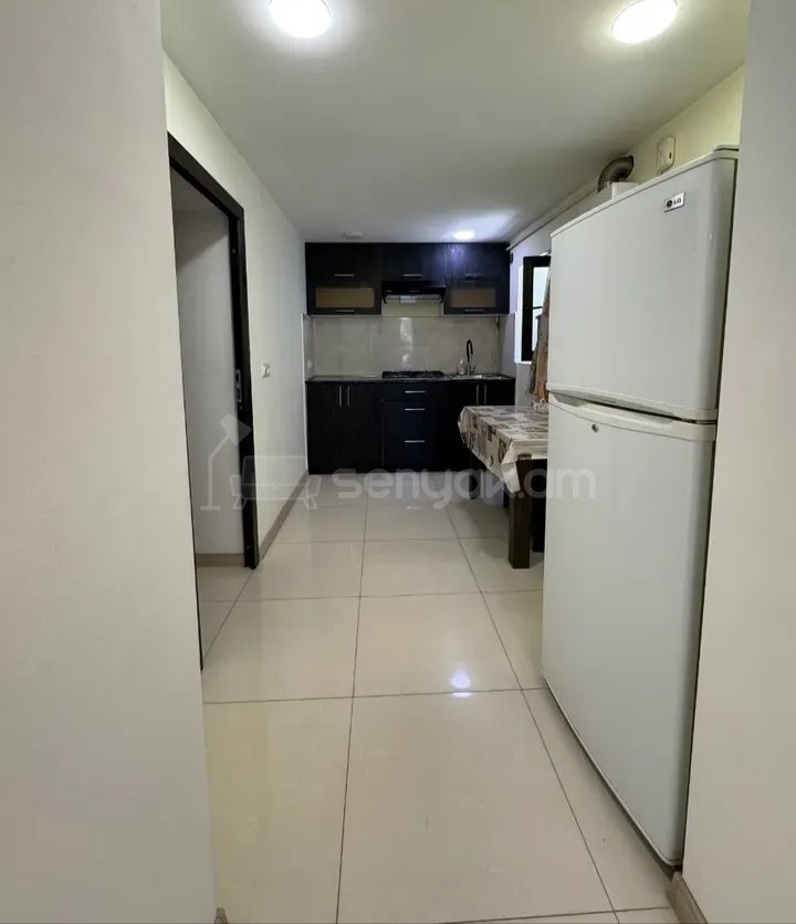 3 Սենյականոց Բնակարան Քարե Շենքում, 45քմ, 1/1 հարկ, Նորմալ Վիճակում, Կահավորված, Արևկող