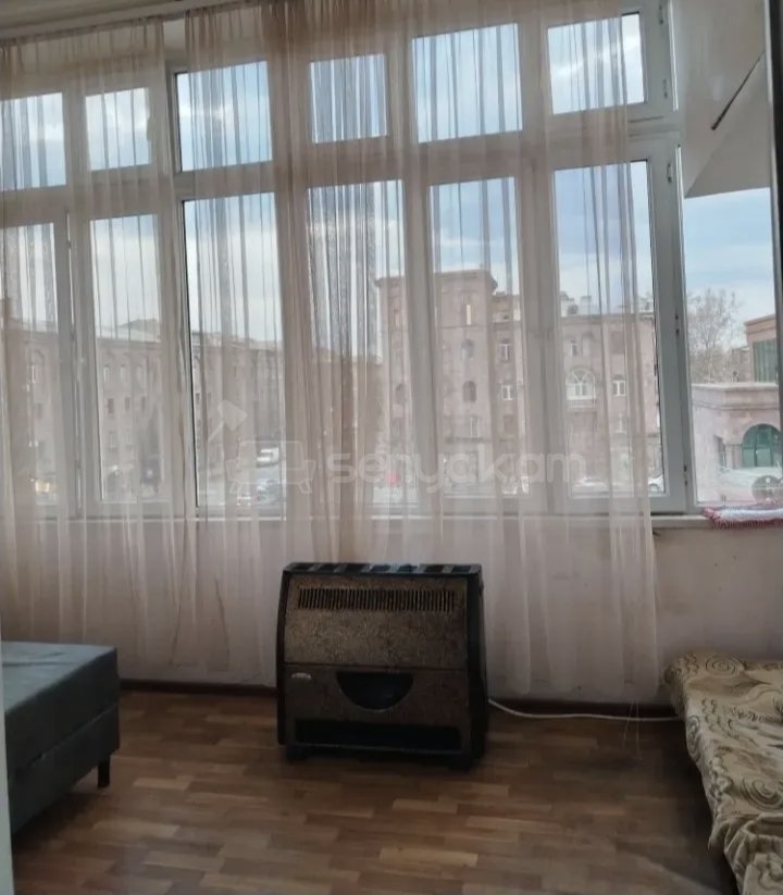 2 Սենյականոց Բնակարան Քարե Շենքում, 50քմ, 4/5 հարկ, Նորմալ Վիճակում, Կահավորված