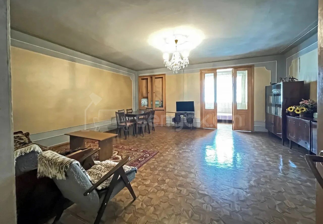 3 Սենյականոց Բնակարան Քարե Շենքում, 110քմ, 2/5 հարկ, Պետական Վիճակում