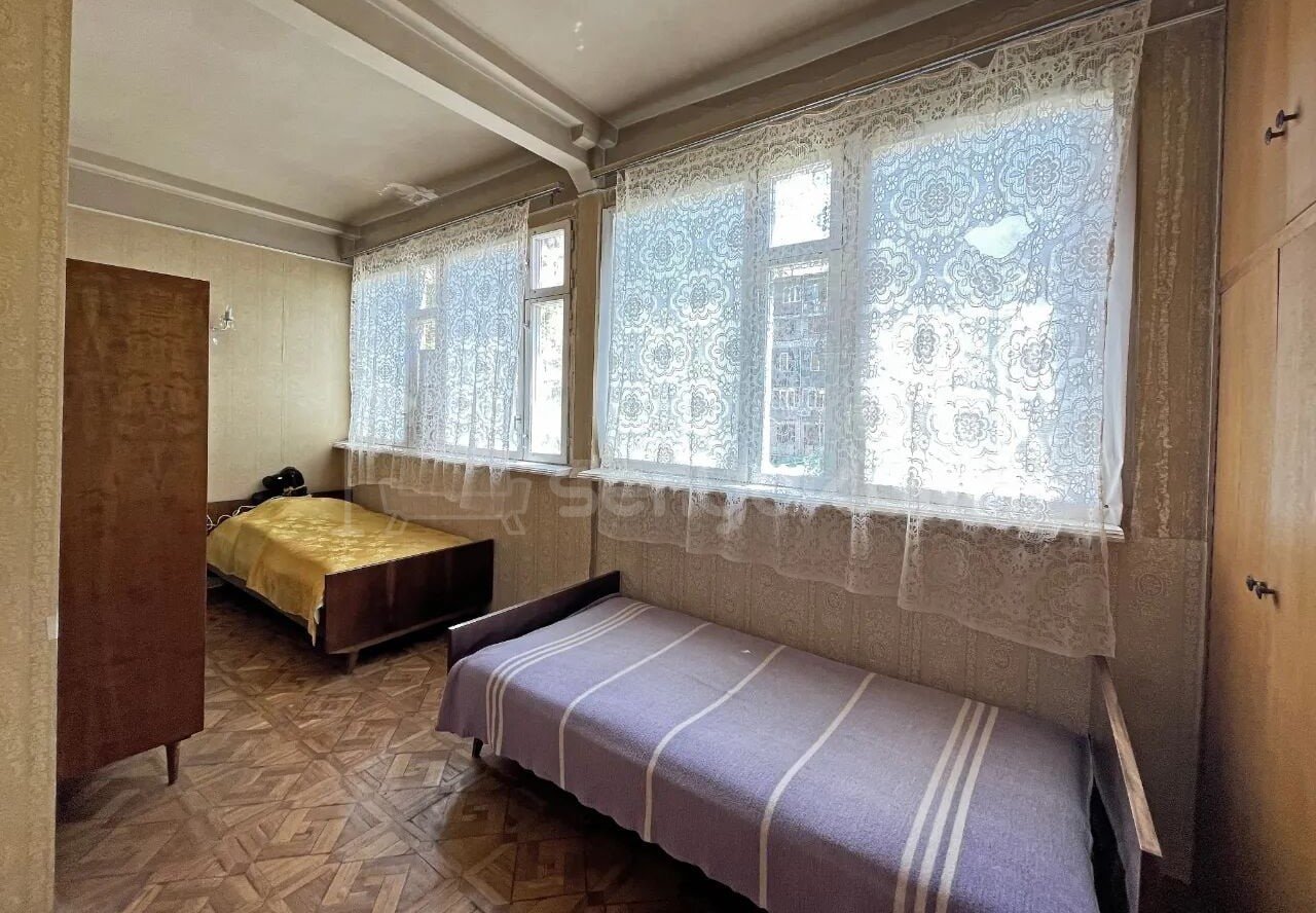 3 Սենյականոց Բնակարան Քարե Շենքում, 110քմ, 2/5 հարկ, Պետական Վիճակում