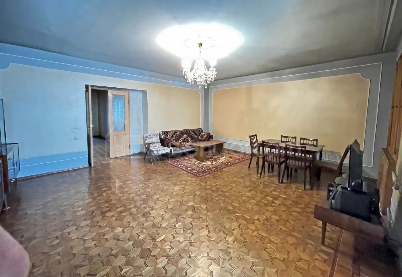 3 Սենյականոց Բնակարան Քարե Շենքում, 110քմ, 2/5 հարկ, Պետական Վիճակում