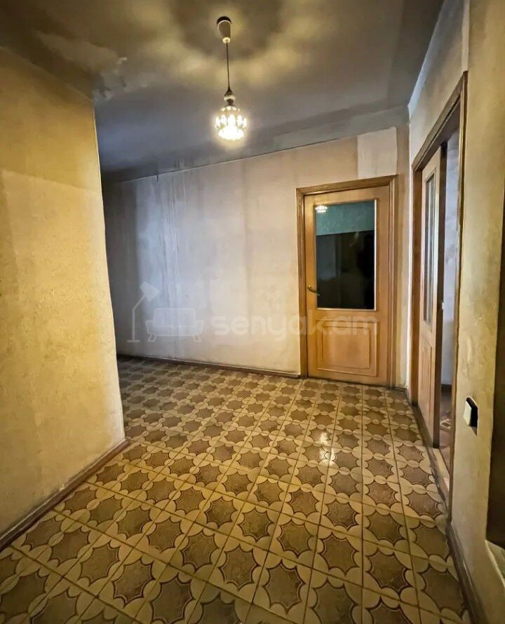 3 Սենյականոց Բնակարան Քարե Շենքում, 110քմ, 2/5 հարկ, Պետական Վիճակում