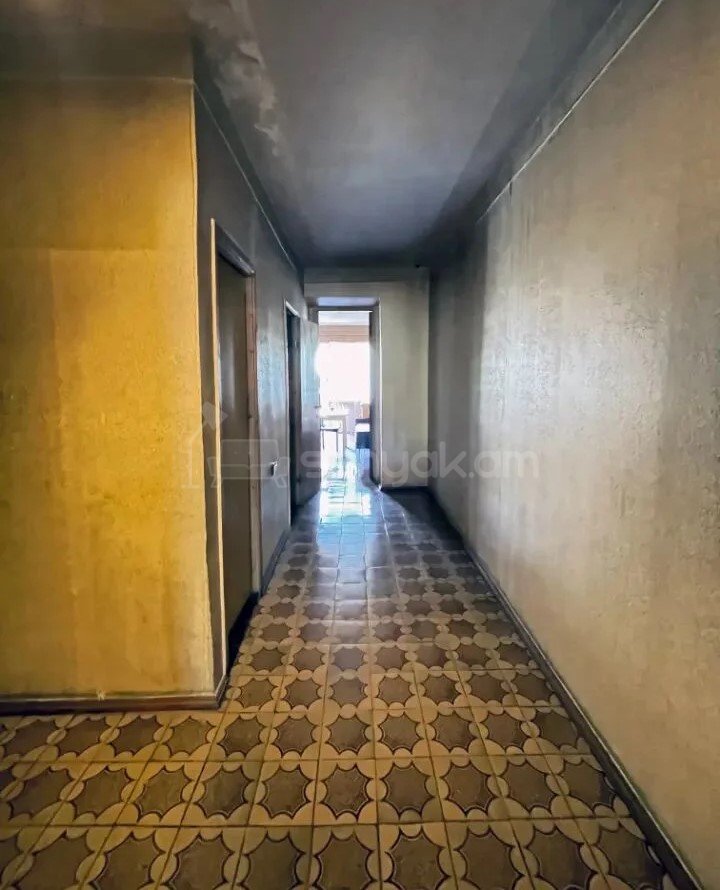 3 Սենյականոց Բնակարան Քարե Շենքում, 110քմ, 2/5 հարկ, Պետական Վիճակում