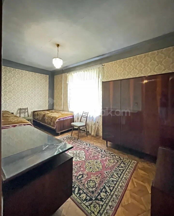 3 Սենյականոց Բնակարան Քարե Շենքում, 110քմ, 2/5 հարկ, Պետական Վիճակում