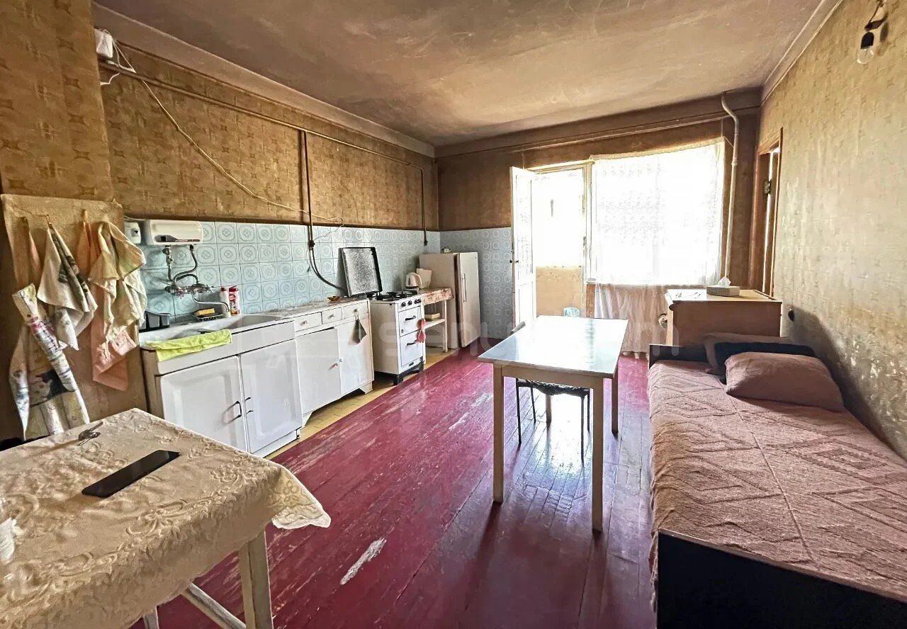 3 Սենյականոց Բնակարան Քարե Շենքում, 110քմ, 2/5 հարկ, Պետական Վիճակում