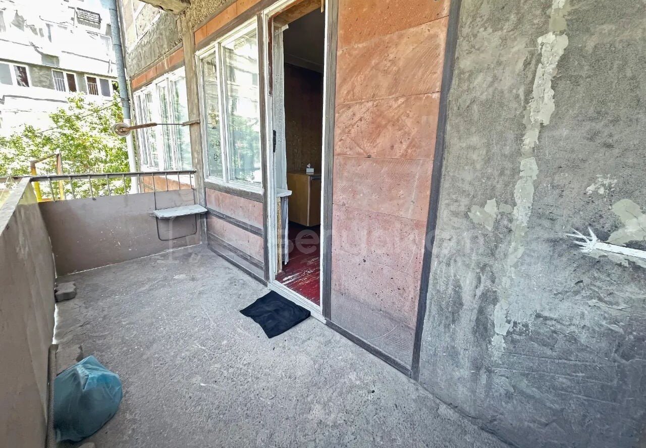 3 Սենյականոց Բնակարան Քարե Շենքում, 110քմ, 2/5 հարկ, Պետական Վիճակում