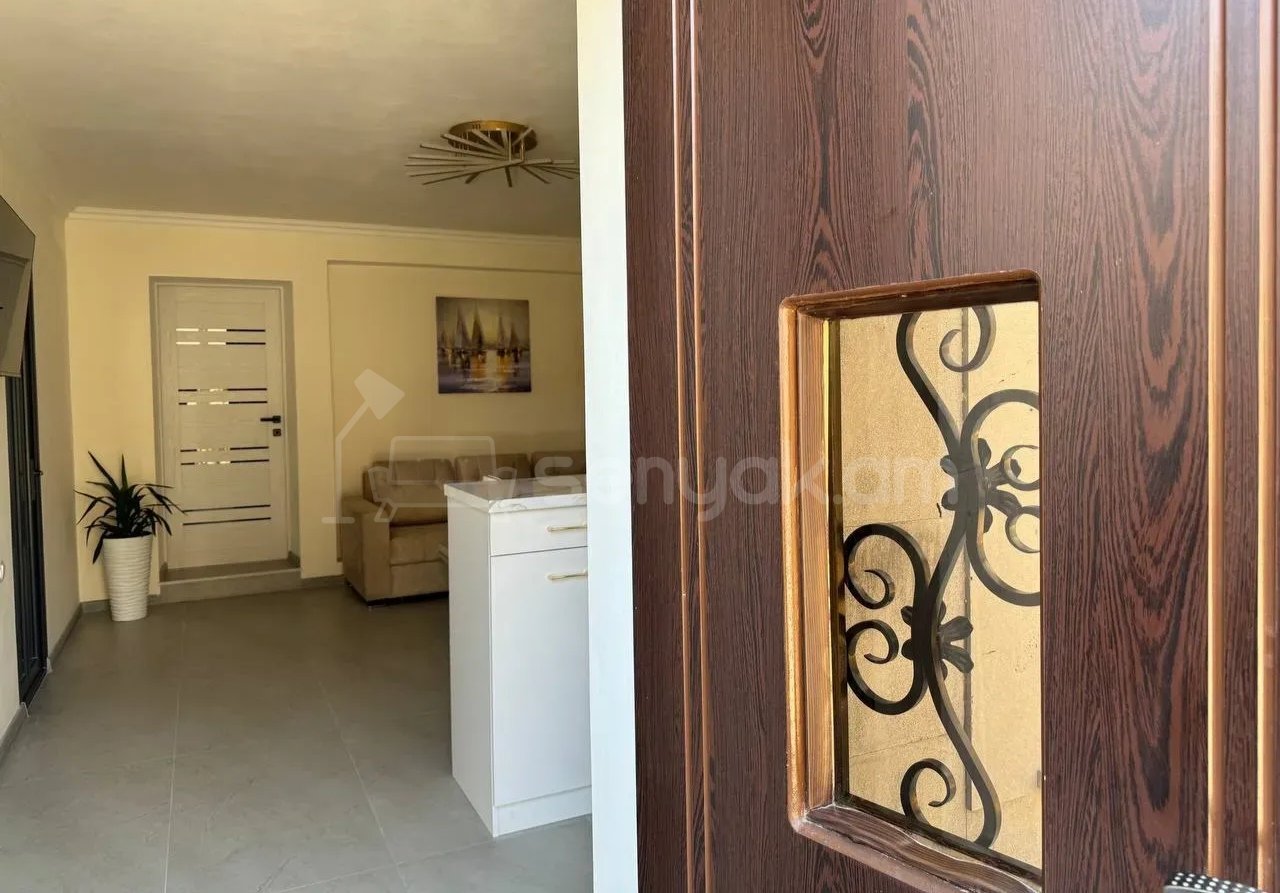 3 Սենյականոց Բնակարան Քարե Շենքում, 85քմ, 1/3 հարկ, Նորմալ Վիճակում, Կահավորված