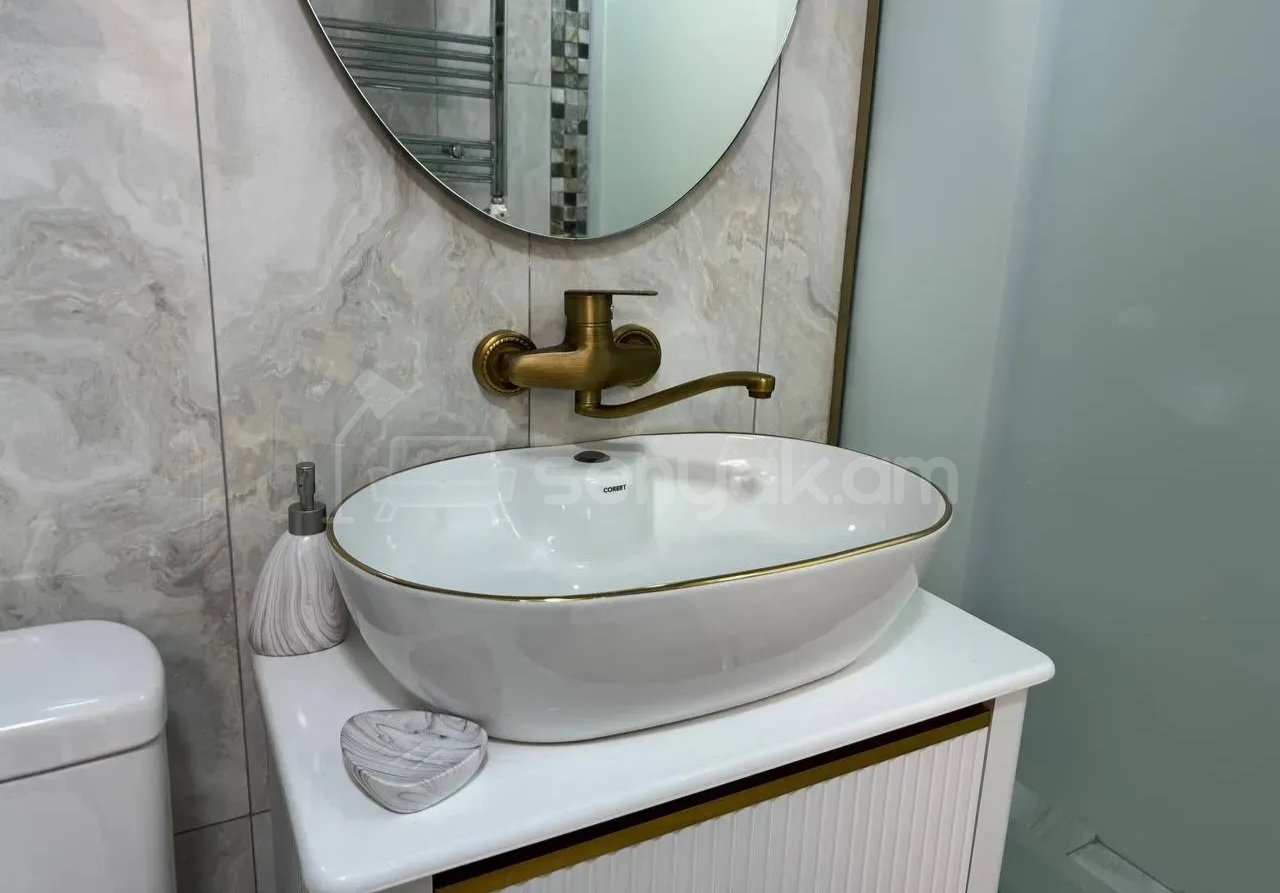 3 Սենյականոց Բնակարան Քարե Շենքում, 85քմ, 1/3 հարկ, Նորմալ Վիճակում, Կահավորված