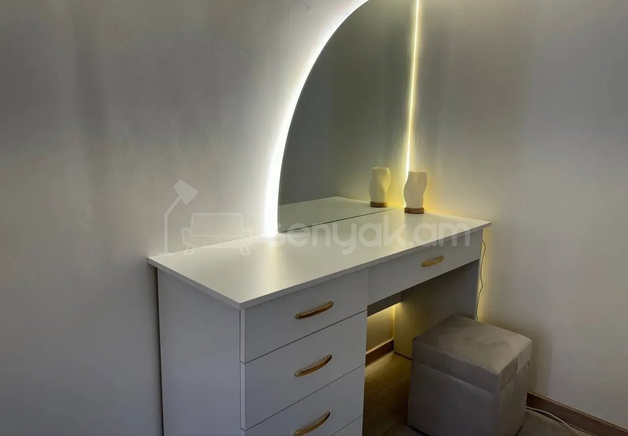 3 Սենյականոց Բնակարան Քարե Շենքում, 85քմ, 1/3 հարկ, Նորմալ Վիճակում, Կահավորված