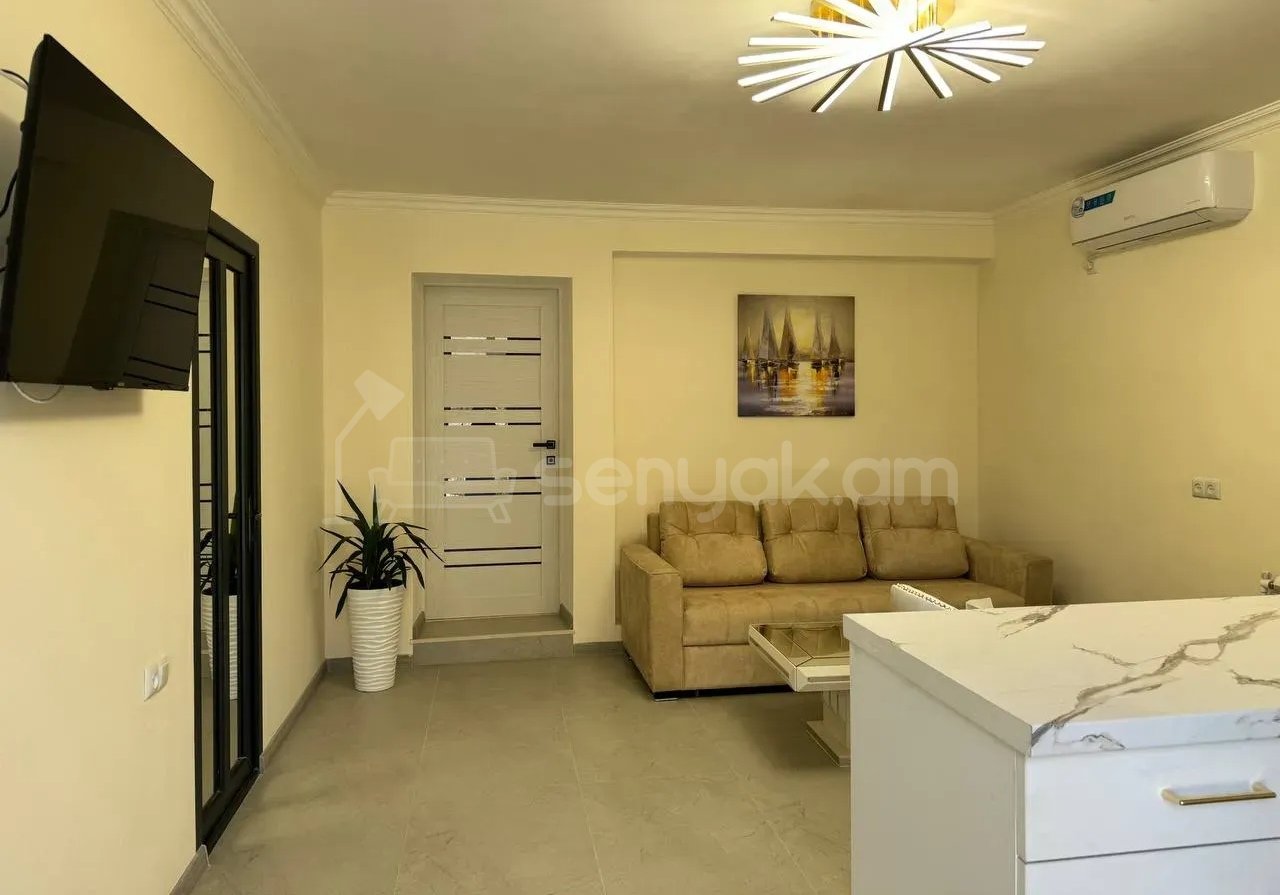 3 Սենյականոց Բնակարան Քարե Շենքում, 85քմ, 1/3 հարկ, Նորմալ Վիճակում, Կահավորված