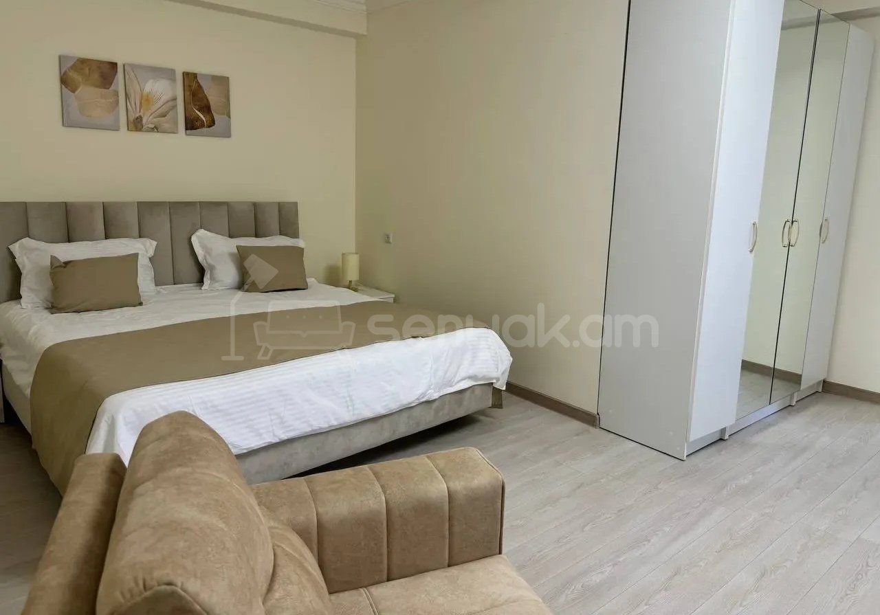 3 Սենյականոց Բնակարան Քարե Շենքում, 85քմ, 1/3 հարկ, Նորմալ Վիճակում, Կահավորված