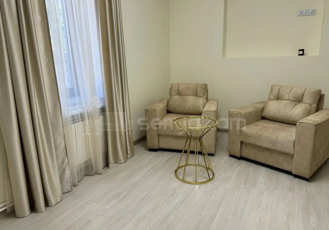 3 Սենյականոց Բնակարան Քարե Շենքում, 85քմ, 1/3 հարկ, Նորմալ Վիճակում, Կահավորված