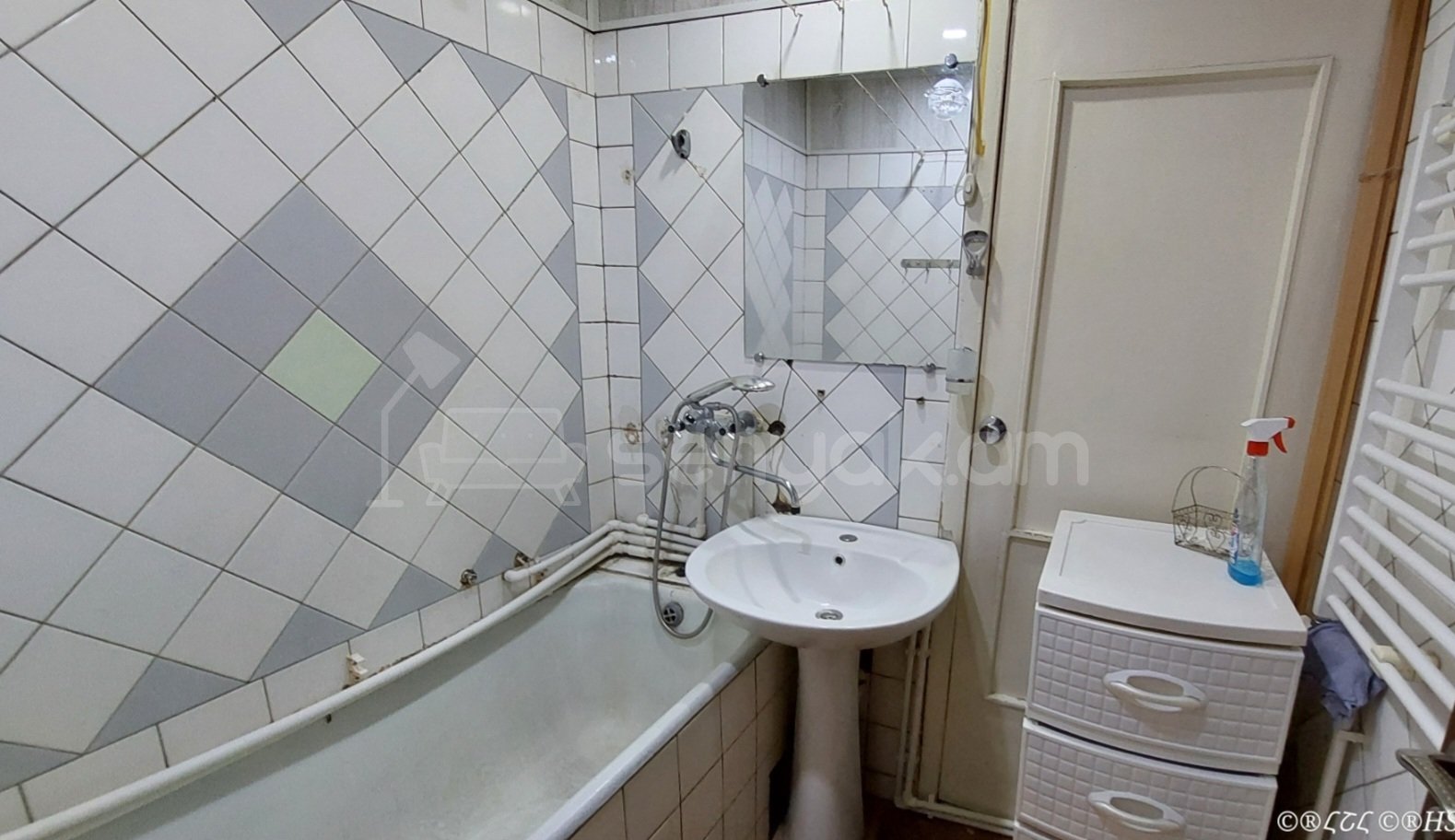 2 Սենյականոց Բնակարան Քարե Շենքում, 75քմ, 2/5 հարկ, Նորմալ Վիճակում, Կահավորված, Արևկող