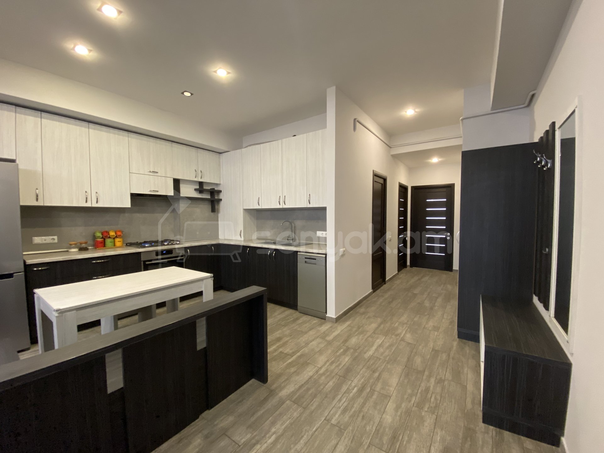 3 Սենյականոց Բնակարան Նորակառույցում, 96քմ, 3/6 հարկ, Կապիտալ Վերանորոգված, Կահավորված, Արևկող