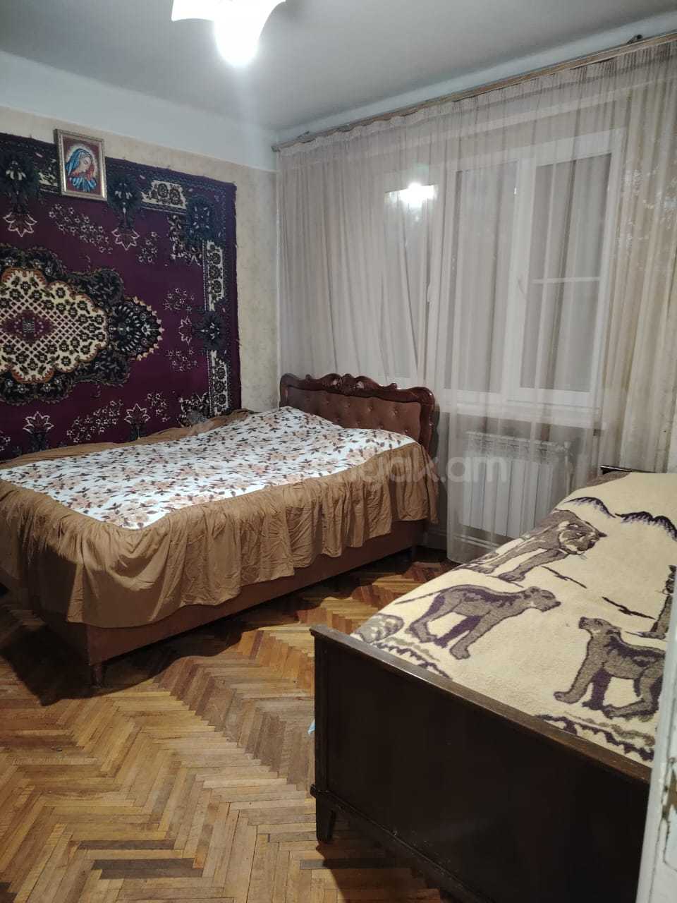 2 Սենյականոց Բնակարան Քարե Շենքում, 60քմ, 2/4 հարկ, Նորմալ Վիճակում, Կահավորված, Արևկող