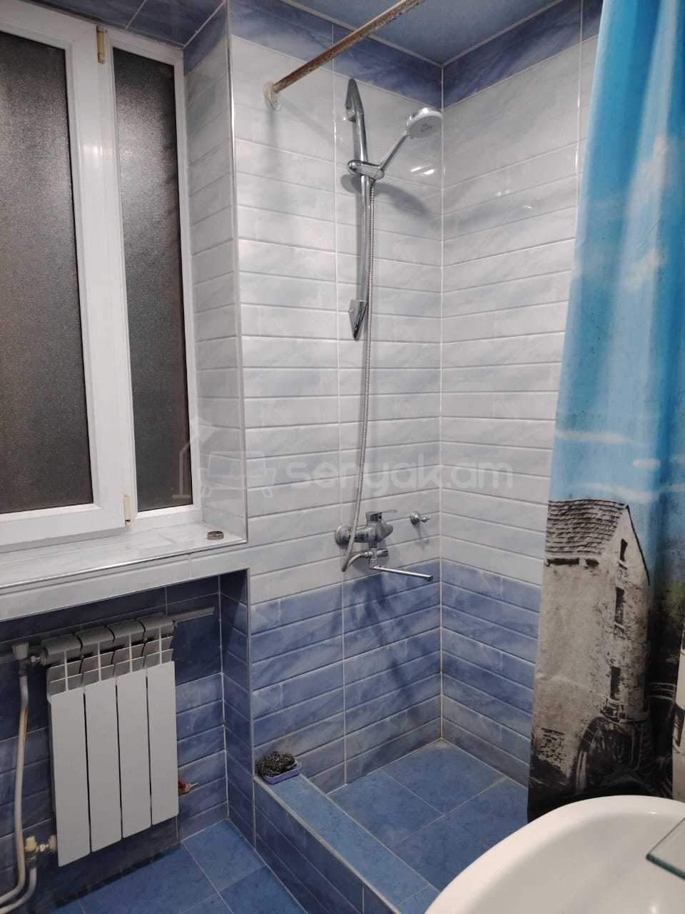 2 Սենյականոց Բնակարան Քարե Շենքում, 60քմ, 2/4 հարկ, Նորմալ Վիճակում, Կահավորված, Արևկող